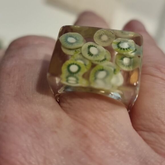New URBAN OUTFITTERS Kiwi Acrylic Ring - Picture 4 of 8